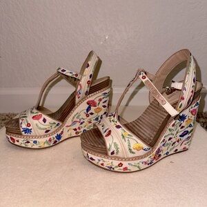 Gianni Bini Floral Bird Colorful Embroidered Design Chunky Cream White Wedges